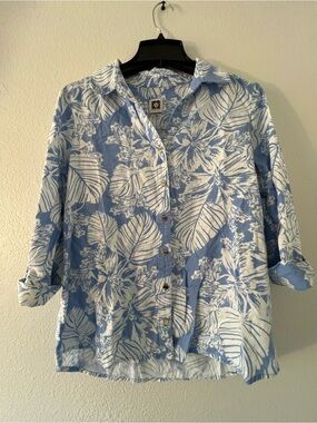 Anne Klein Blue and White Floral Gold accented Button-Front Top